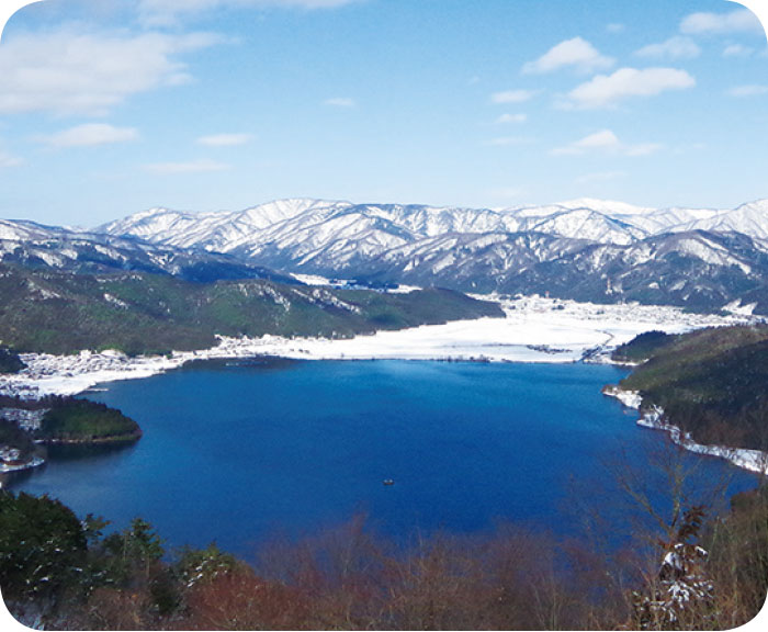 賤ヶ岳山頂から余呉湖を望む