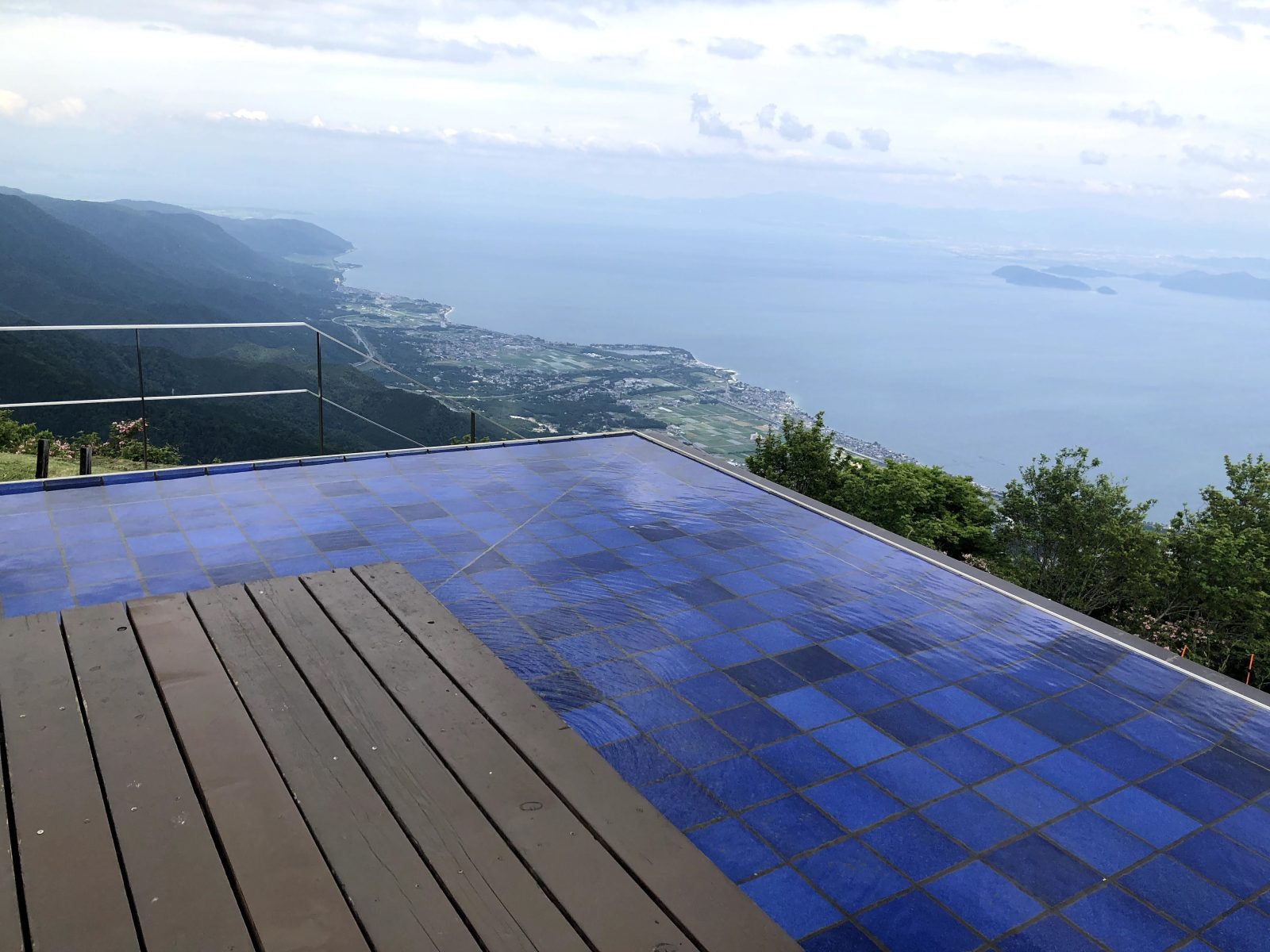 蓬莱山 びわ湖バレイ 琵琶湖を眼下に天空を歩く コラム リビング滋賀 女性のための総合生活情報紙